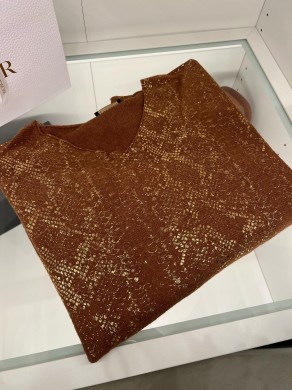Karmelowy sweter oversize z metalicznym połyskiem