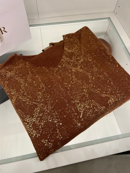 Karmelowy sweter oversize z metalicznym połyskiem