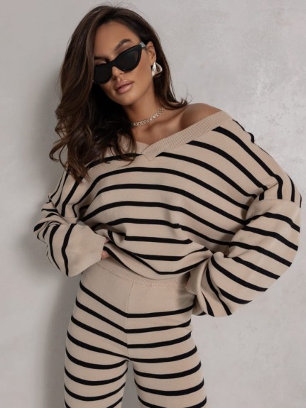 Sweter damski w serek w paski z wiskozy Cocomore