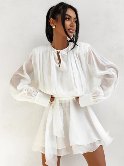 Śmietankowa sukienka mini z wiązaniem Cocomore