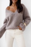 Miękki sweter moherowy z dekoltem V – taupe basic premium