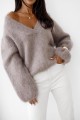 Miękki sweter moherowy z dekoltem V – taupe basic premium