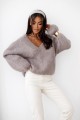Miękki sweter moherowy z dekoltem V – taupe basic premium