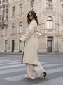 Jasnobeżowy płaszcz damski z paskiem Cocomore– elegancki płaszcz na jesień i zimę