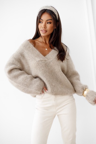 Miękki sweter moherowy z dekoltem V – beżowy basic premium