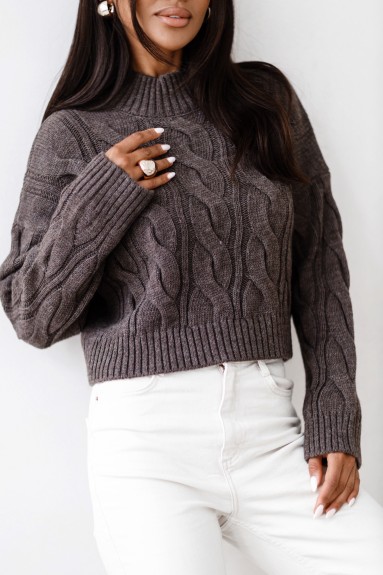 Krótki sweter damski ze splotem warkocz Madame Sue taupe