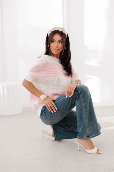 Sweter damski w pasy o lużnym fasonie moher i wełna pudrowy