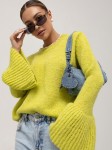 Limonkowy sweter damski z ozdobnym rękawem Cocomore dzwonek