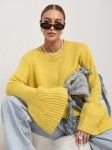 Żółty sweter damski z ozdobnym rękawem Cocomore dzwonek