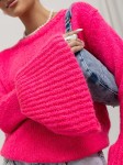 Fuksjowy sweter damski z ozdobnym rękawem Cocomore dzwonek