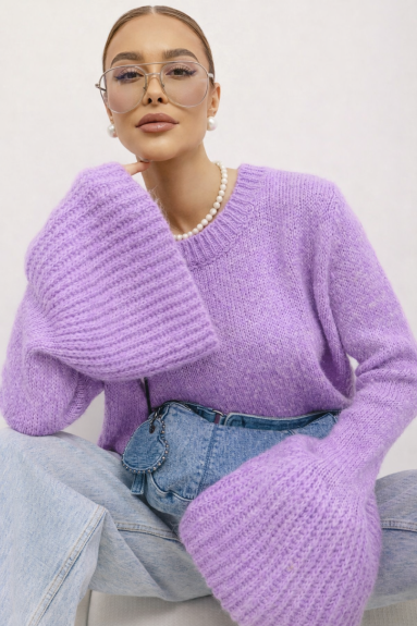 Liliowy sweter damski z ozdobnym rękawem Cocomore dzwonek