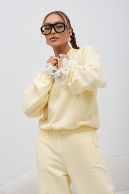 Bluza damska pastelowa z koronką – elegancka bluza dresowa żółta