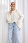Śmietankowy sweter damski z ozdobnym rękawem Cocomore dzwonek