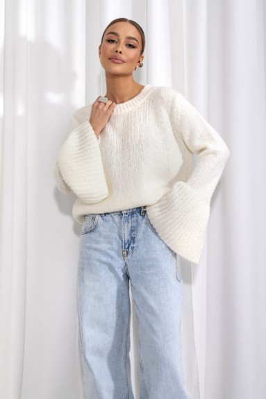 Śmietankowy sweter damski z ozdobnym rękawem Cocomore dzwonek