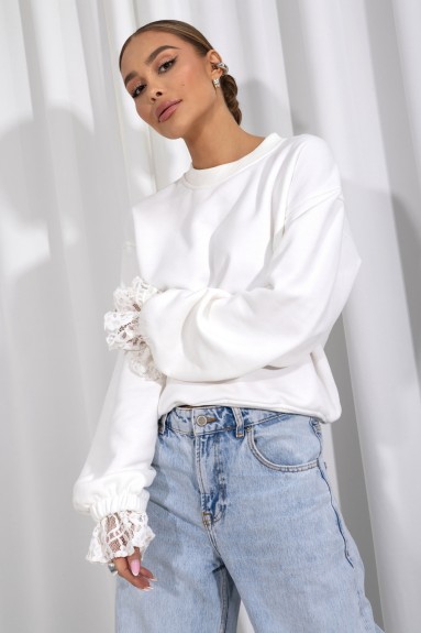 Bluza damska pastelowa z koronką – elegancka bluza dresowa śmietankowa