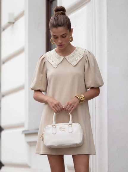 Beżowa sukienka koktajlowa z ozdobnym kołnierzykiem Cocomore