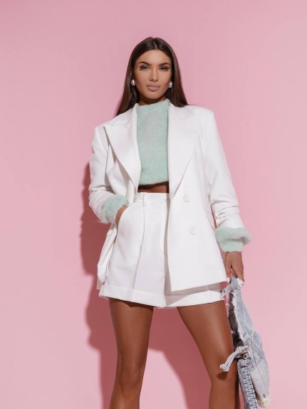 Biała marynarka damska oversize – elegancki żakiet dwurzędowy Me Gusta