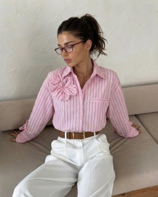 Różowa koszula damska w paski z kwiatem Cocomore