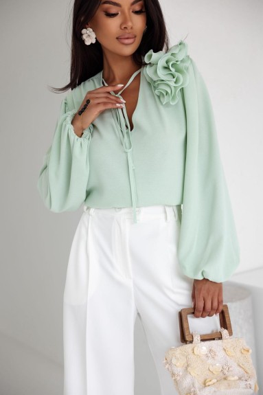 Elegancka bluzka damska z kwiatem Me gusta pistacjowa