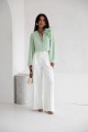 Elegancka bluzka damska z kwiatem Me gusta pistacjowa