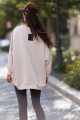 Bluza damska oversize Me Gusta jasnobeżowa - bawełniana, z naszywką muchy