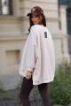 Bluza damska oversize Me Gusta jasnobeżowa - bawełniana, z naszywką muchy