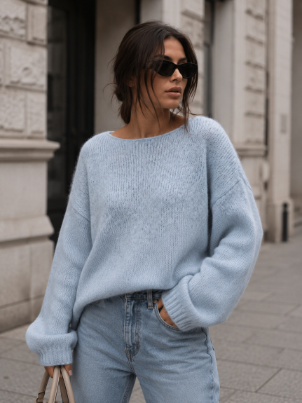 Sweter damski w łódkę z alpaki suri Yarn błękitny