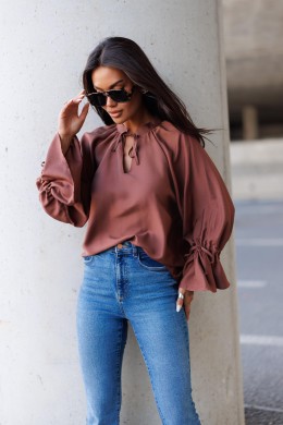 Elegancka bluzka damska satynowa mocha rose z wiązaniem i ozdobnymi rękawami