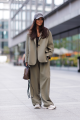 Bawełniana marynarka damska oversize Me Gusta – khaki, wygodna i stylowa
