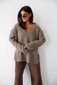 Wełniany sweter oversize damski w serek Madame Sue taupe