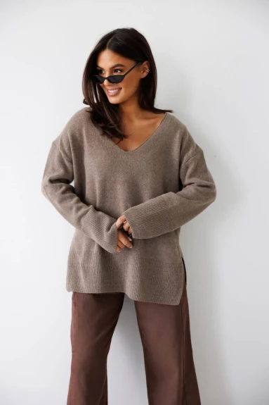 Wełniany sweter oversize damski w serek Madame Sue taupe