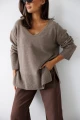 Wełniany sweter oversize damski w serek Madame Sue taupe