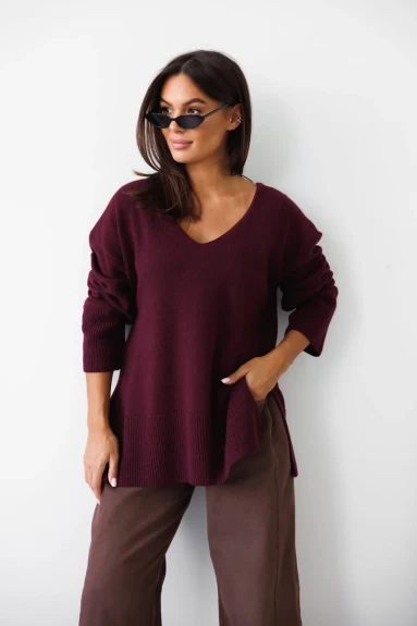 Wełniany sweter oversize damski w serek Madame Sue śliwkowy