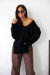 Wełniany sweter oversize damski w serek Madame Sue czarny