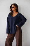 Wełniany sweter oversize damski w serek Madame Sue granatowy