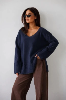 Wełniany sweter oversize damski w serek Madame Sue granatowy