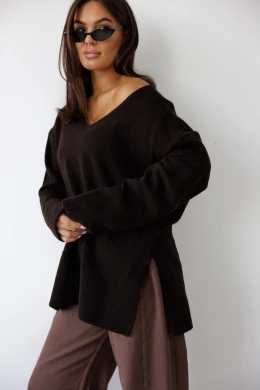 Wełniany sweter oversize damski w serek Madame Sue czekoladowy