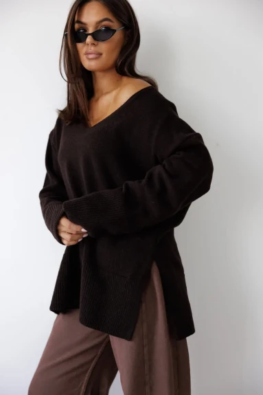 Wełniany sweter oversize damski w serek Madame Sue czekoladowy