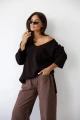 Wełniany sweter oversize damski w serek Madame Sue czekoladowy