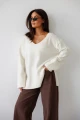 Wełniany sweter oversize damski w serek Madame Sue śmietankowy