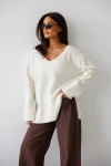 Wełniany sweter oversize damski w serek Madame Sue śmietankowy