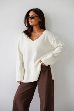 Wełniany sweter oversize damski w serek Madame Sue śmietankowy