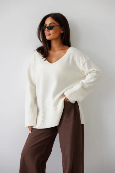 Wełniany sweter oversize damski w serek Madame Sue śmietankowy