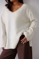 Wełniany sweter oversize damski w serek Madame Sue śmietankowy