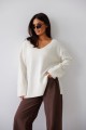 Wełniany sweter oversize damski w serek Madame Sue śmietankowy