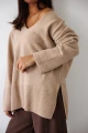 Wełniany sweter oversize damski w serek Madame Sue beżowy