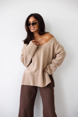 Wełniany sweter oversize damski w serek Madame Sue beżowy