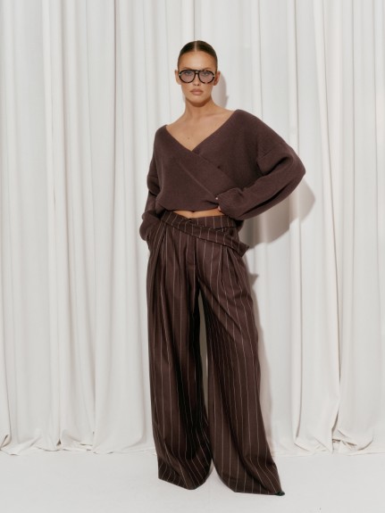 Sweter damski z kopertowym dekoltem Cocomore czekoladowy