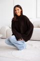 Czekoladowy sweter damski warkocz oversize z golfem Madame Sue