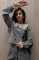 Sweter damski z koronkowym kołnierzykiem XANA szary